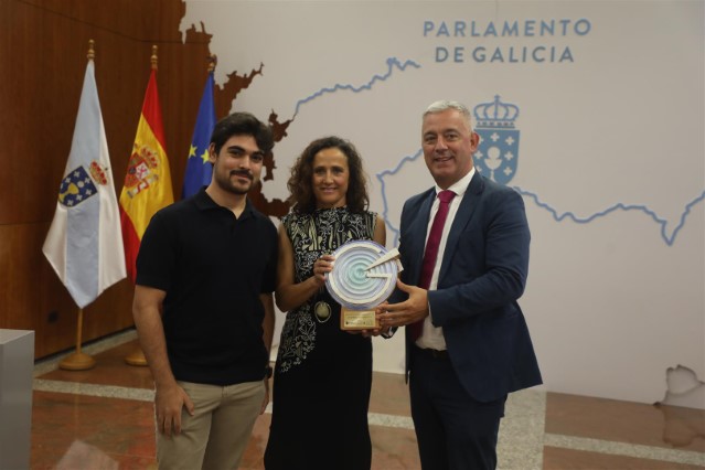 Don Mario Domínguez López e Dona María Salas Aguilera, do CIFP Leixa de Ferrol, recollen o premio na modalidade de centro educativo.